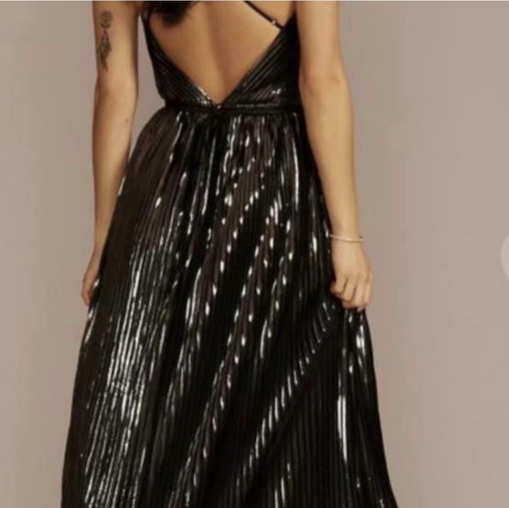David's Bridal-Galina Signature
Metallic Pleated A-Line with Slit Size 20 - Picture 3 of 8
